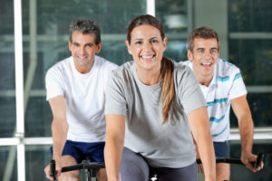 Hold på spinning cykler i fitness center